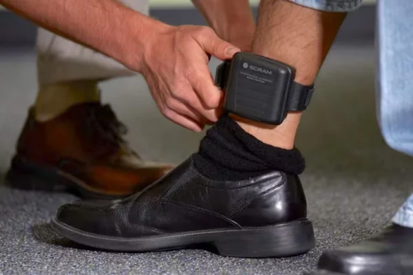 Abuso sexual: piden tobillera electrónica para el ginecólogo acusado y sumarios en sus lugares de trabajo