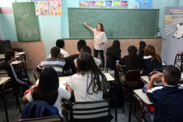 En 10 años, aumentó un 54% la cantidad de docentes egresados, y solo 1% la cantidad de alumnos en inicial, primaria y secundaria