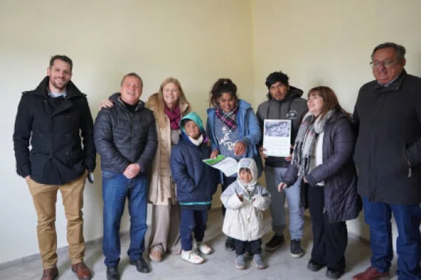Entregan viviendas construídas a través de Plan Angelelli