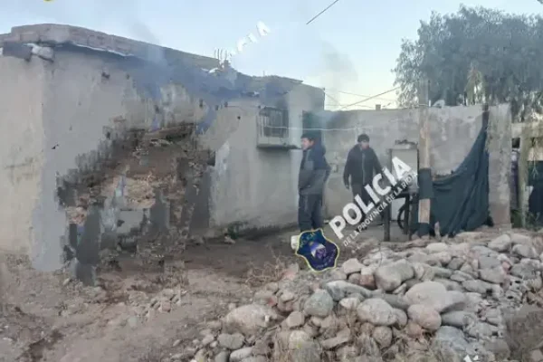 Rescataron a dos niños de voraz incendio de una vivienda en Chilecito