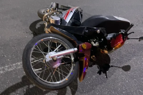 Choque entre dos motos dejó a un adolescente en terapia intensiva en la madrugada
