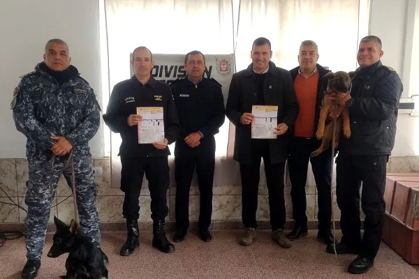 Policia de Catamarca donó dos cachorros a la Divión Canes de la Policia de la Rioja