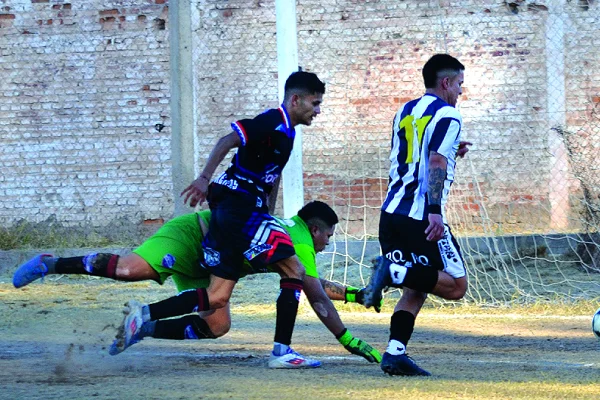 San Vicente goleó a Los Obreros y sigue de racha
