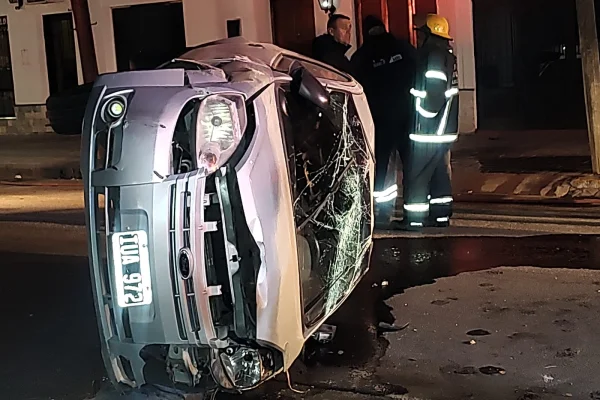 Conductor perdió el control de su vehículo y terminó de costado contra el asfalto