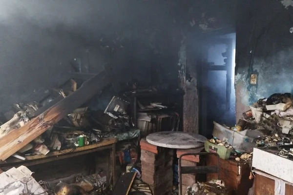 Incendio consumió una casa deshabitada y hubo un herido