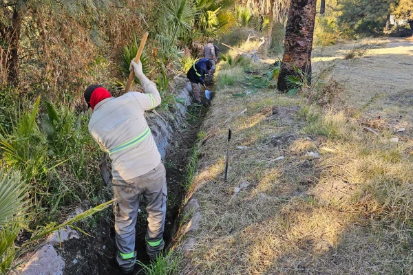 La Secretaría de Agua avanza con la limpieza de canales de riego en Aimogasta para sostener la producción agrícola