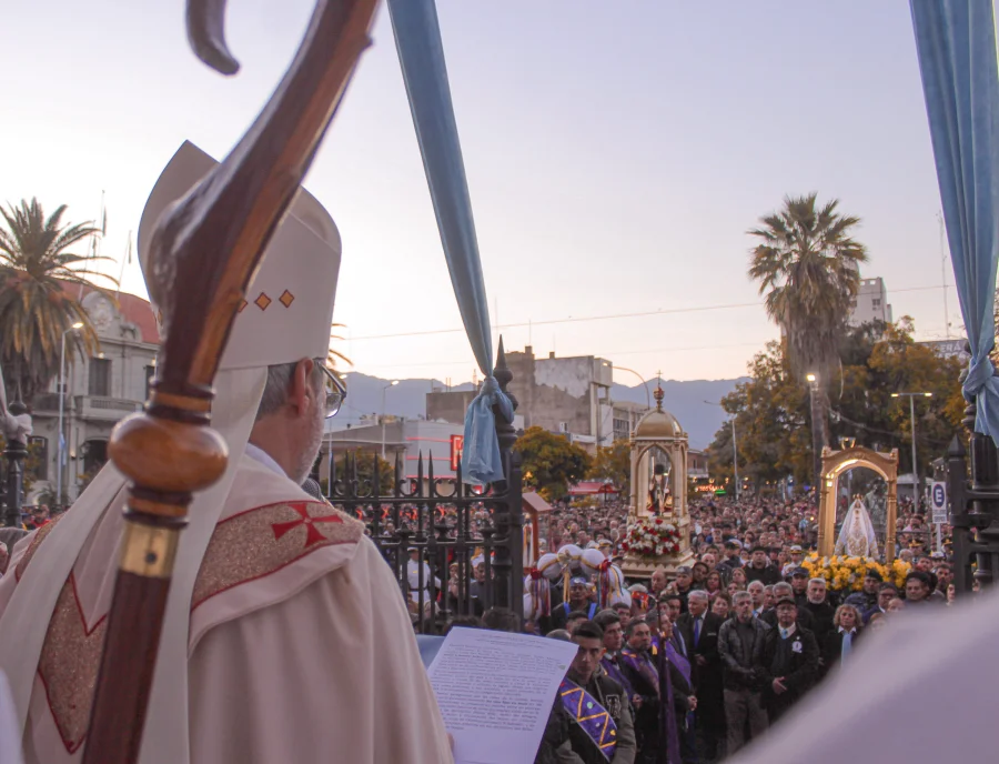 El obispo Dante Braida dando su mensaje tras la procesión en las fiestas de invierno por San Nicolás.