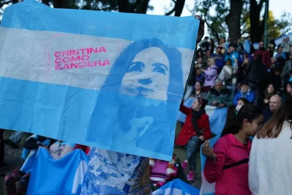 El kirchnerismo convocó a un banderazo para apoyar a Cristina Kirchner el 9 de Julio: “Volvemos a llenar Parque Lezama”