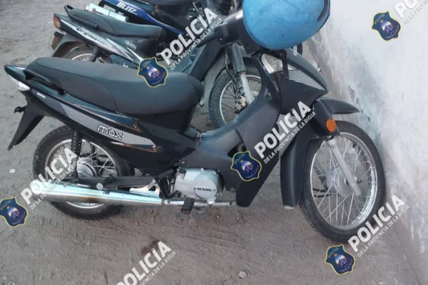 Robaron una moto, la dejaron en una playa de estacionamiento y la policia la secuestró