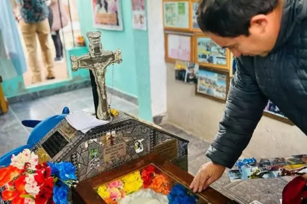 Feligreses conmemoran el fallecimiento de Miguel Ángel Gaitán en Villa Unión
