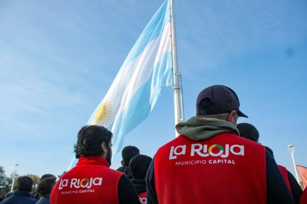 El Municipio izó la bandera más grande de la Provincia
