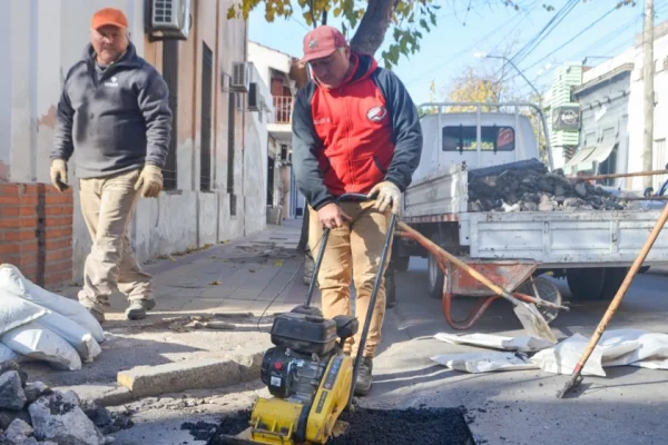 El Municipio continúa con tareas de bacheo, iluminación y recuperación de espacios públicos de la ciudad