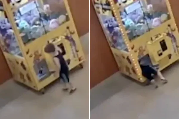 un nene quedó atrapado en una máquina de peluches y tuvo que ser rescatado por los Bomberos