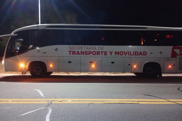 Se descompensó a bordo de un colectivo y murió