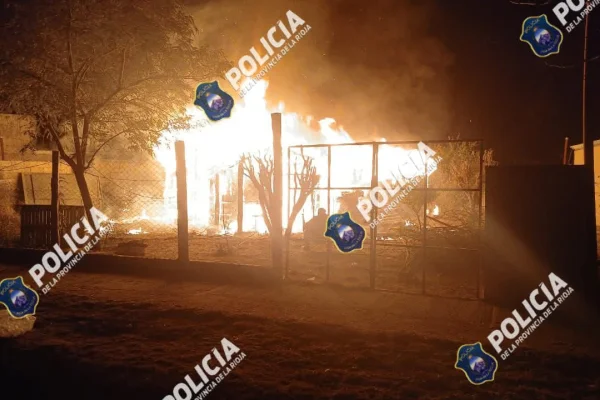 Incendio consumió por completo un depósito en barrio Francisco I
