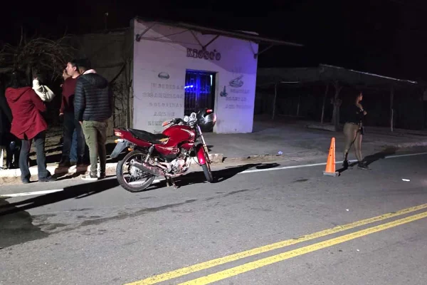 Una mujer sufrió heridas graves tras ser embestida por una motocicleta