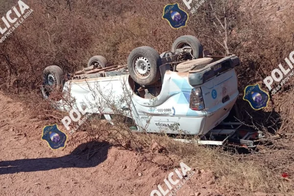 Volcó una camioneta en el interior y dejó daños materiales
