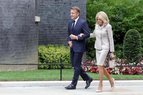 La esposa de Emmanuel Macron apela contra las mujeres que difundieron la noticia falsa de que es transgénero