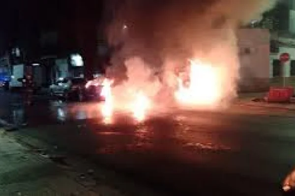 Quemacoches incendió un auto y una camioneta en Villa del Parque