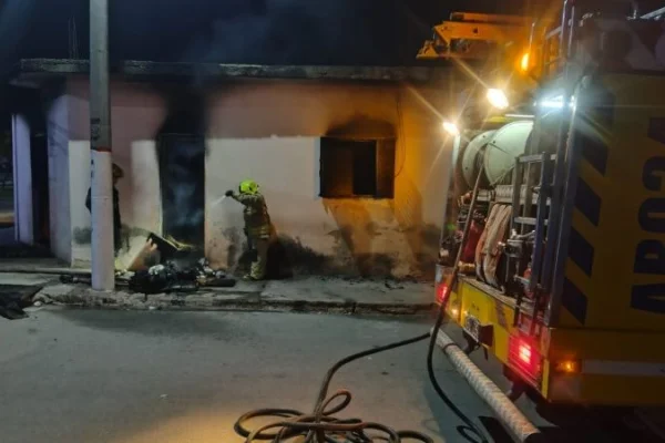 Incendio en vivienda de la avenida 1 de Marzo: pérdidas totales en una habitación