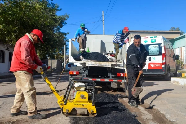 La Municipalidad avanza con el bacheo en el barrio Antártida III