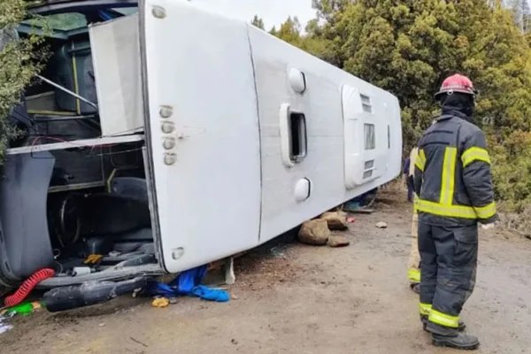 Neuquén: cinco heridos graves tras el vuelco de un colectivo