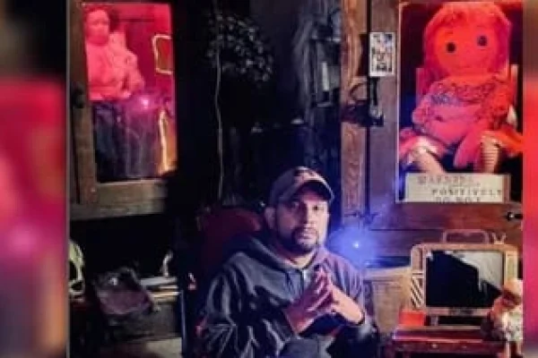 Conmoción y misterio por la muerte del influencer paranormal que cuidaba a la muñeca “maldita” Annabelle