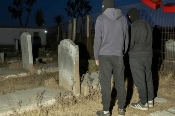 Detienen a dos jóvenes encapuchados tras ser sorprendidos dentro del cementerio de Chilecito