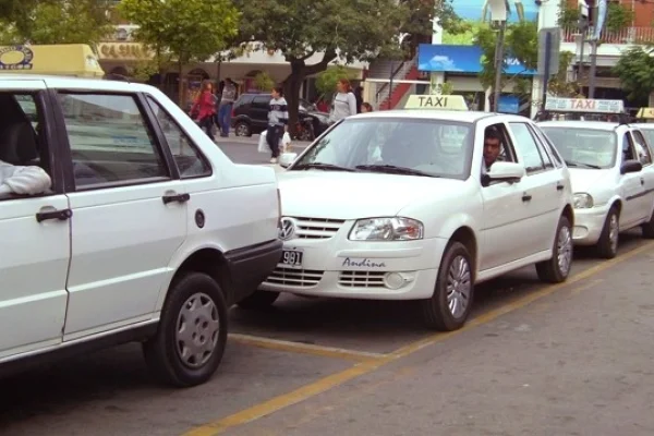 Remiseros advierten caída en la actividad y cuestionan el avance de Uber en La Rioja