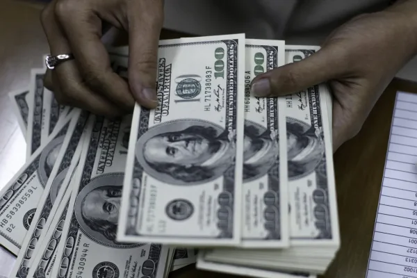 El dólar oficial subió otros $15 y cerró en $1.290
