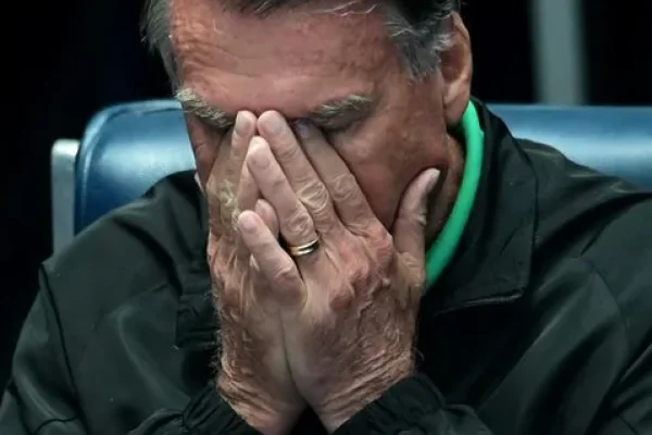 Al igual que Cristina Kirchner, Jair Bolsonaro deberá cumplir prisión domiciliaria con tobillera