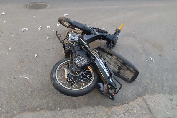 Giró en U en una avenida, chocó a una motocicleta y se dio a la fuga