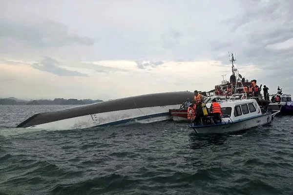 Naufragó un barco turístico en Vietnam: 34 muertos y 8 desaparecidos
