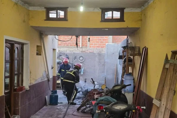 Resultó con el rostro quemado mientras arreglaba una moto
