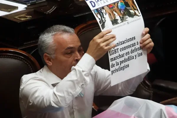 Un diputado denunció a influencers y medios por ataques homofóbicos