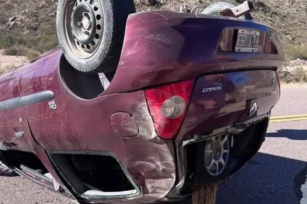 Conductor ebrio volcó en Ruta 78 y huyó en moto tras el accidente