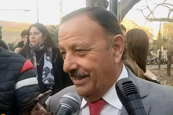 El gobernador encabezó el izamiento de la bandera junto a autoridades y trabajadores municipales