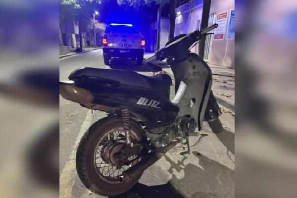 Detuvieron a un sujeto cuando robaba una moto en el centro