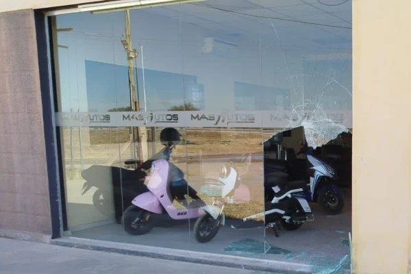 Robaron dos motocicletas de una concesionaria y la policía recuperó una