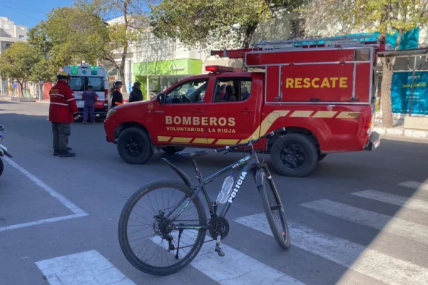 Una mujer hospitalizada tras ser atropellada por un auto en el centro