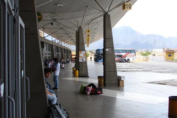 Familia varada en la terminal pide ayuda para volver a su provincia