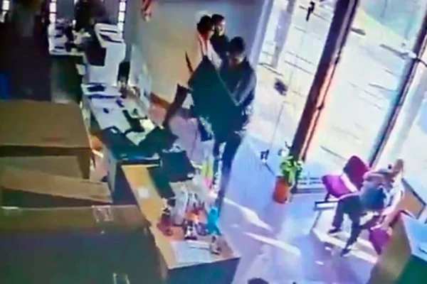 Día de furia: un hombre entró a una oficina de la empresa eléctrica en Santa Fe y provocó destrozos