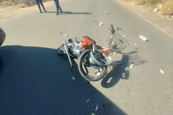 Fuerte choque entre motociclistas deja dos heridos en la zona sur