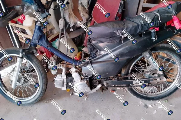 La policia detuvo a un sujeto y secuestró una motocicleta