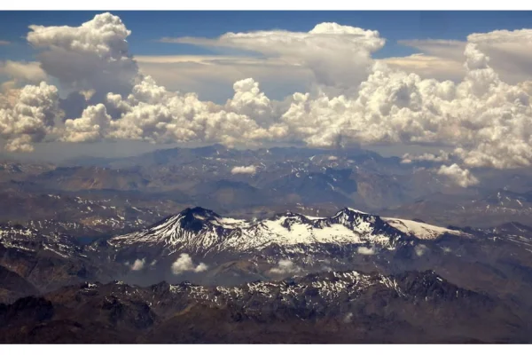 Alerta en Mendoza por la posible erupción de un volcán ubicado cerca de la frontera con Chile