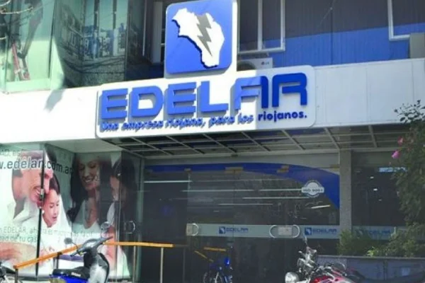 EDELAR realiza reparación urgente en Famatina por caída de un árbol