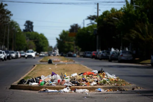 Buscan sancionar a quienes tiren basura en espacios públicos y motos que circulen en patota