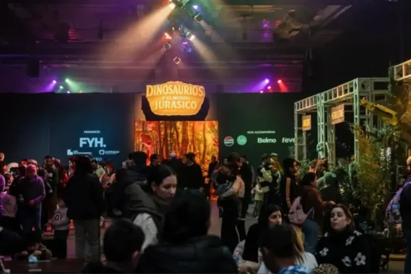 Tragedia en Vicente López: una mujer embarazada se descompensó y murió en una exposición de dinosaurios
