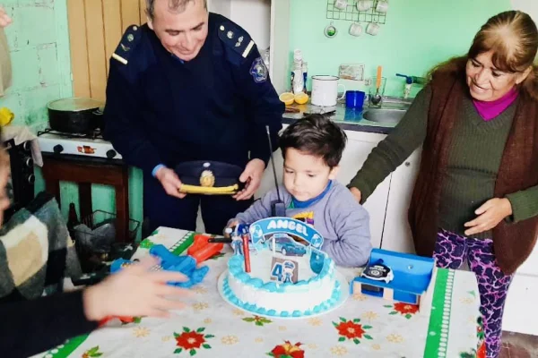 Un nene cumplíó el sueño de su vida y festejó su cumpleaños junto a la policia