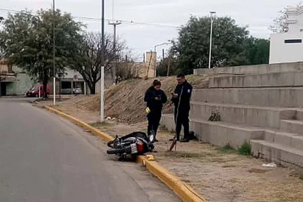 Cayó de su motocicleta y sufrió heridas